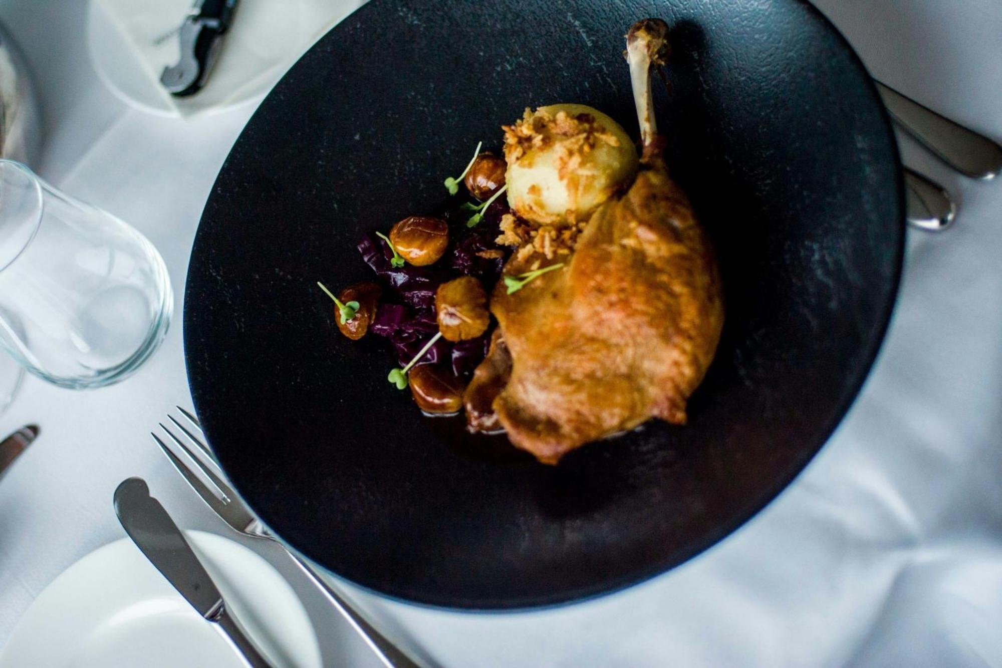 더 웨스틴 함부르크 함브루크 외부 사진 A duck confit prepared with a red wine sauce